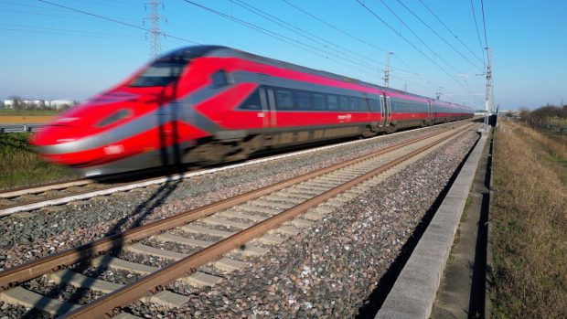 460 de pasageri dintr-un tren din Italia au rămas blocați într-un tunel pentru 8 ore, fără apă, mâncare și în întuneric