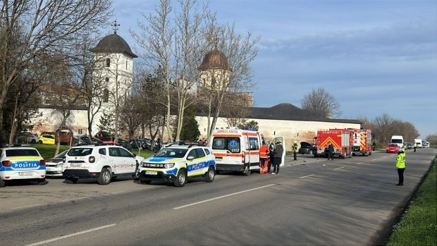 Copil de 12 ani, mort după ce mopedul pe care se plimba cu un tânăr a fost lovit de o mașină, în Fetești. Șoferul beat a fugit de la locul accidentului, apoi s-a întors