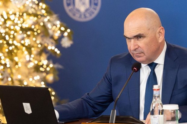 Bolojan ocolește plafonul legal pentru a le permite subordonaților să cumpere mașini de peste 1.600 cm³ și 23.000 de euro