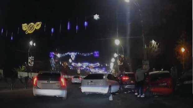 Accident în lanț pe Calea Văcărești din București provocat de un șofer de 20 de ani: cinci mașini implicate, o femeie a ajuns la spital