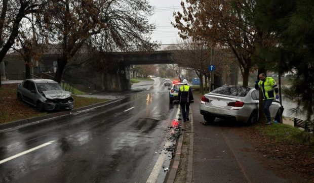 Un șofer de 24 de ani din Timișoara a fugit de la locul accidentului după ce a lovit din plin o mașină, pe contrasens. O fetiță de 8 ani a fost rănită