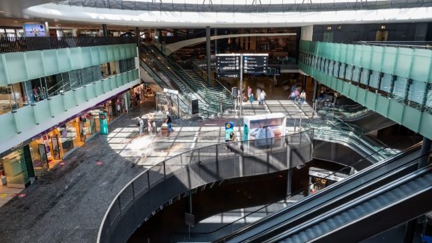 Doi români care au furat o geantă în aeroportul din Zurich au fost prinși de polițiștii elvețieni într-o oră