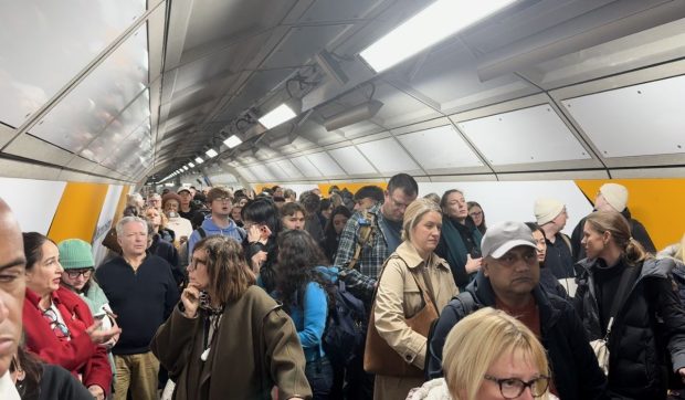 Șeful celui mai aglomerat aeroport din Europa dă vina pe pasageri: „Se lovesc unii de alții, nu știu pe unde să meargă”