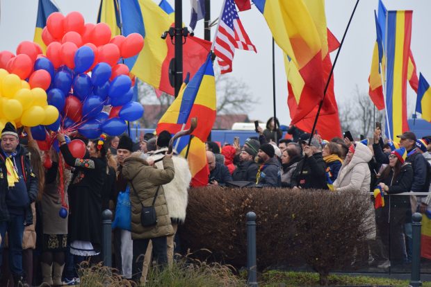 Ziua Națională în Suveranistan. Cum au ocupat Alba Iulia fanii lui Georgescu, Simion și Șoșoacă. Huiduieli fără precedent la intonarea imnului