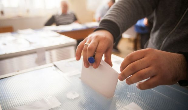 Locurile din România în care se votează astăzi: în Caraș-Severin, un primar PSD vrea să fie din nou ales după ce a pierdut din partea AUR la altă primărie
