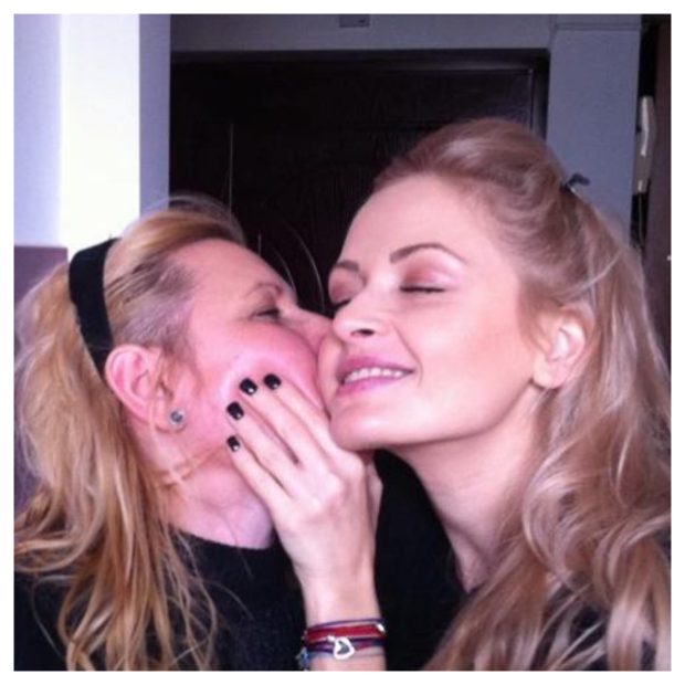 Imagine Stire Alina Crișan are o relație specială cu mama și tatăl vitreg: „E tatăl ăla care a lipsit” | 2review.ro