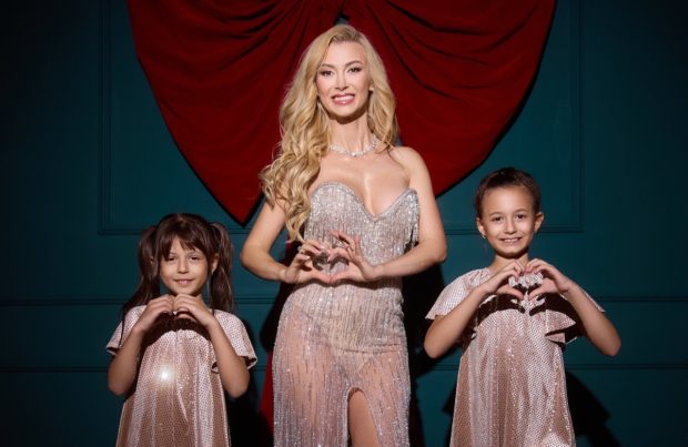 Imagine Stire Imagini cu bradul de Crăciun împodobit de Andreea Bălan și fetițele ei. Victor Cornea le-a ajutat: „Uitați cât de drăguț a ieșit” | 2review.ro