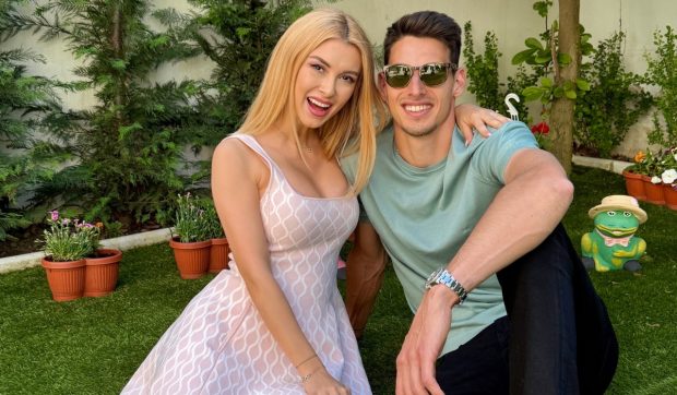 Imagine Stire Andreea Bălan a îmbrăcat rochia de mireasă și s-a „căsătorit” cu Victor Cornea pe scena Sălii Palatului | 2review.ro