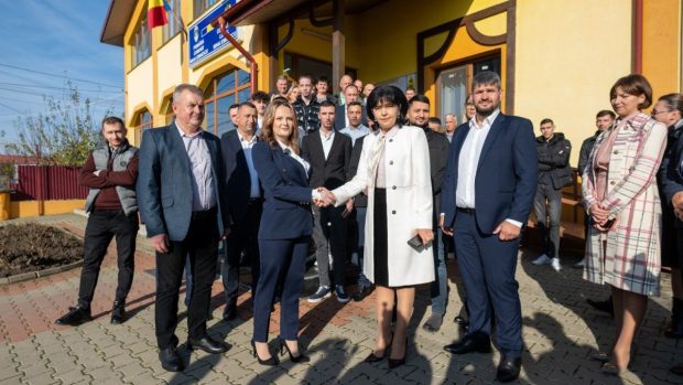 Andreea Gireadă, fiica foștilor primari din comuna Mihai Eminescu, Botoșani, a fost aleasă primăriță și îi ia locul mamei ei. Tatăl a condus primăria înaintea lor