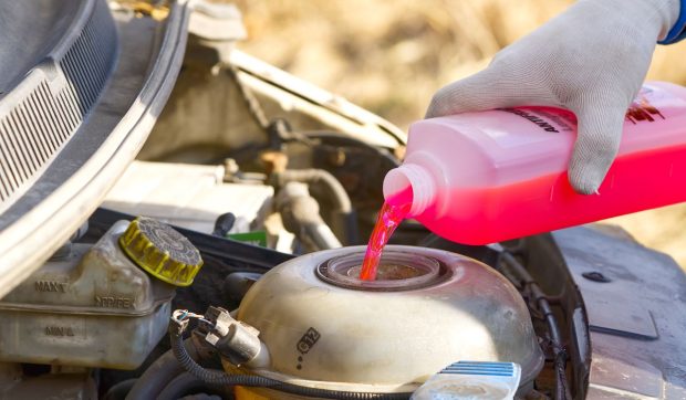 Trucul simplu și ieftin folosit de unii mecanici auto care îi pot feri pe șoferi de pagube de mii de lei la motor