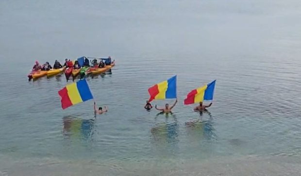 Ziua Națională sărbătorită la Constanța în apele reci ale Mării Negre cu steaguri și imn: „Am vrut ceva inedit”