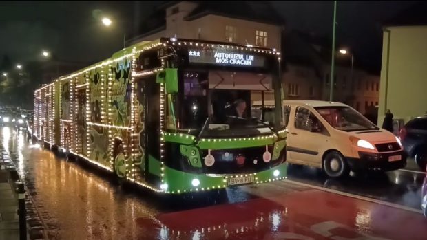 Autobuzul lui Moș Crăciun din Brașov circulă gratuit. Toți copiii care merg cu el primesc cadouri