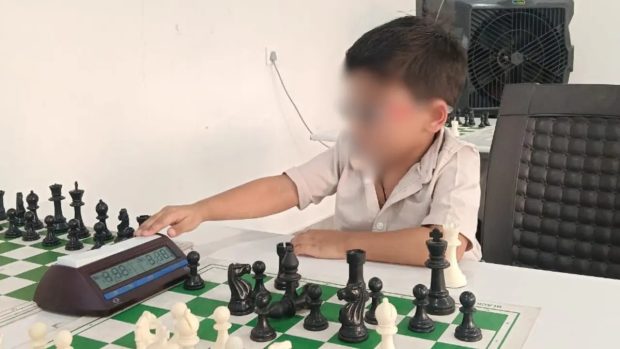 Un copil de 3 ani din India a devenit cel mai tânăr jucător profesionist de șah din lume