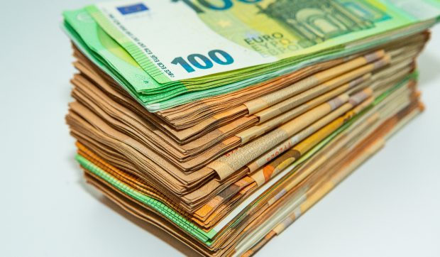 Doi agricultori, tată și fiu, au adunat 300.000 de euro din facturi false și apoi au dat vina unul pe altul, când au fost prinși