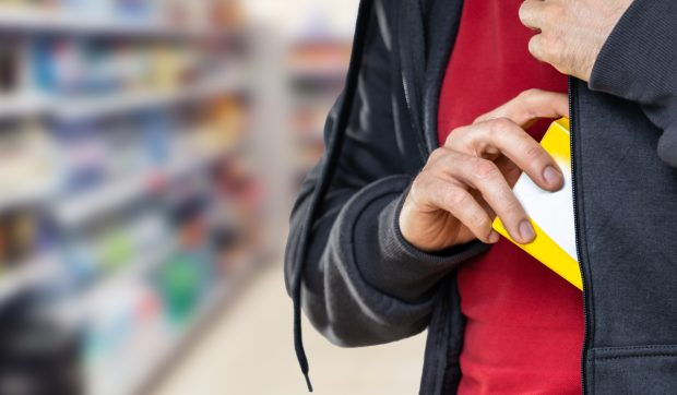 Un român prins la furat într-un supermarket din Italia a dat vina pe România că nu are suficienți bani pentru Crăciun