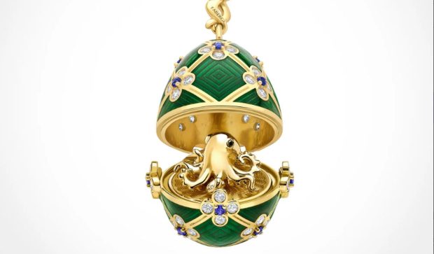 Un bărbat a înghițit un ou Fabergé cu 60 de diamante și 15 safire, iar a doua zi a furat nisip pentru pisici și produse antipurici
