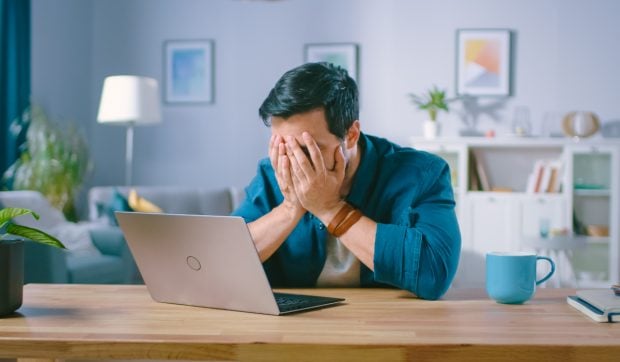 Un bărbat a văzut cum îi dispar 350.000 de euro din cont, când a vrut să-i cumpere o trusă de scule băiatului, online