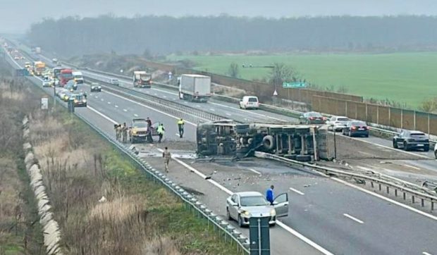 O basculantă plină cu pietriș s-a răsturnat pe A3 București – Ploiești. Traficul, îngreunat pe ambele sensuri
