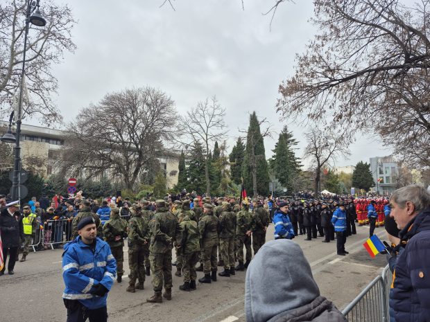 Constanța a sărbătorit Ziua Națională fără blindate, spre dezamăgirea publicului. Doar defilări și cântece patriotice