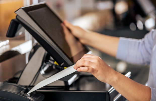 Sancțiunile pentru firmele care dau bonuri fiscale fără cod QR, amânate din nou. De când se vor aplica