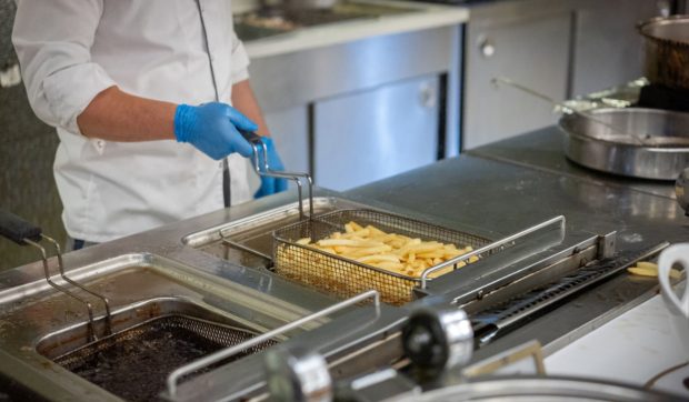 Muncitor român care a lucrat în curățenie și în bucătăria unui fast-food, în Germania: „Suntem sclavii Europei”