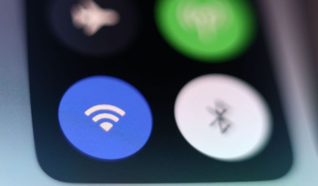 Motivul pentru care e bine să îți oprești conexiunea Wi-Fi la telefon atunci când pleci de acasă