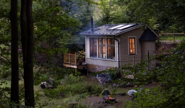 Experiența trăită de o turistă care a locuit gratuit în cabana unde orice zgomot îți poate încheia vacanța