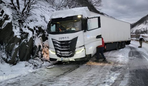 Un TIR parcat pe șosea a blocat DN7 de pe Valea Oltului cu orele