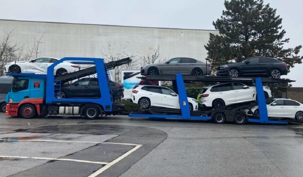 Camionul plin cu autoturisme al unui șofer român a fost scos definitiv din circulație de poliția germană, care i-a deschis dosar penal camionagiului