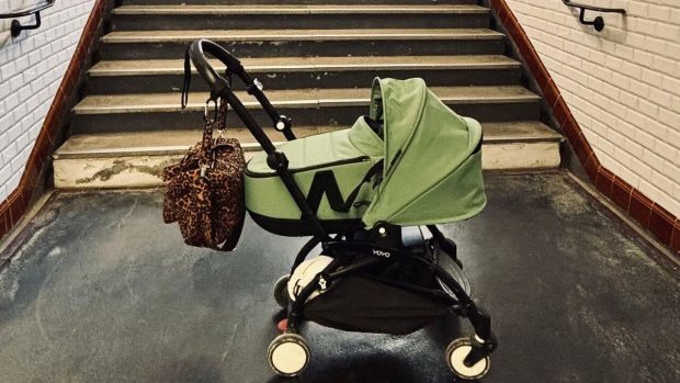 Fotografia făcută de o mamă în metroul din Paris care a devenit virală: „Nu te ajută nimeni”