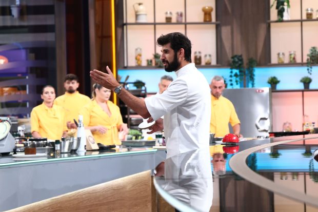 Imagine Stire Chefi la cuțite 8 decembrie 2025. Richard Abou Zaki folosește prima amuletă și instalează panica în show | 2review.ro