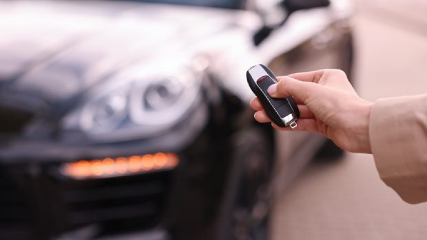 Funcția ascunsă a cheii auto care te ajută să îți găsești mașina instant în parcări aglomerate