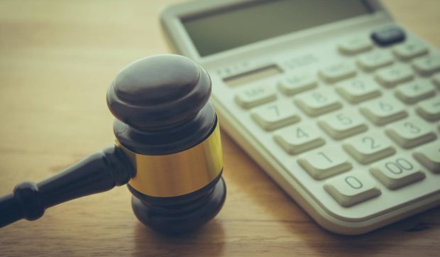 Un afacerist mort a reușit să blocheze 3 ani Fiscul și Justiția pentru datorii de 181.000 de lei. Suma ridicolă pe care au găsit-o autoritățile în cele 5 conturi