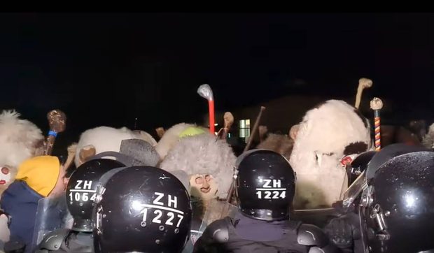 Ciomăgeala de Anul Nou de la Ruginoasa, oprită de jandarmi cu lacrimogene