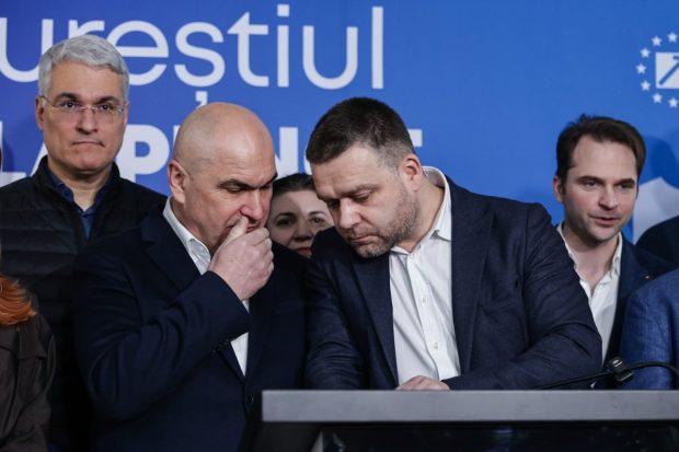 Ce nu s-a văzut la televizor din sediul câștigătorului Ciprian Ciucu. Marele absent de la poza de grup 