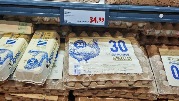 Românii, revoltați de cât costă ouăle în supermarket: „Ce e în neregulă cu țara asta?”
