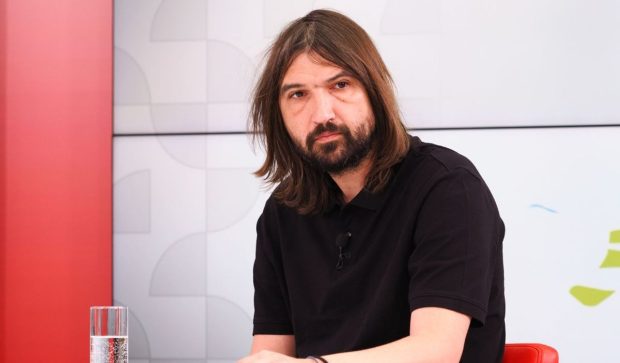 Imagine Stire Dan Alexa, surprins la masă cu trei femei, după zvonurile relației cu Denise Rifai. Și-a făcut apariția și fosta soție la restaurant | 2review.ro