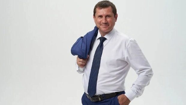 Un fost ministru plecat la război pentru a scăpa de acuzațiile de luare de mită a dat șpagă pentru eliberarea din armată!