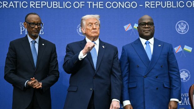 Doi șefi de stat au fost puși să semneze un acord la „Institutul Donald Trump pentru pace”, deși războiul continuă și oamenii mor: „Îi interesează evenimentul, nu conținutul”
