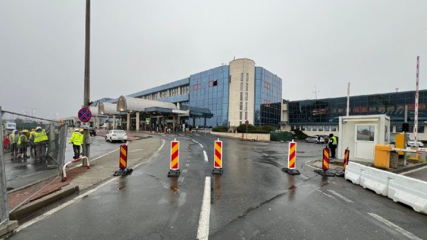 Acces interzis cu mașina la terminalul Plecări de la Aeroportul Henri Coandă din Otopeni. Traseele au fost reconfigurate din cauza lucrărilor la metrou