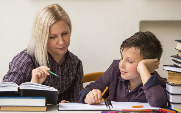 Ministrul Educației, Daniel David, a semnat ordinul care reglementează temele elevilor. Cât și ce vor lucra copiii acasă