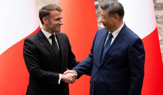 Emmanuel Macron, sprint-surpriză cu bodyguarzii chinezi după el, la Universitatea Sichuan: imaginile au devenit virale