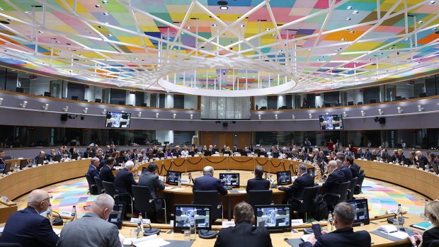 Cu „tunurile” pe Uniunea Europeană