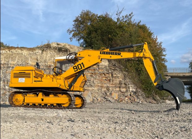 O familie din Germania a restaurat un excavator de aproape 60 de ani cu care își va construi o nouă casă