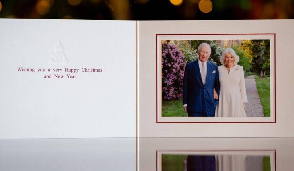 Imaginea, surprinsă de fotograful Chris Jackson, felicitarea de Craciun a Casei Regale Britanice, îi arată pe regele Charles si pe regina Camila stând alături, ținându-se de braț, într-o lumină caldă și calmă care amintește de un tablou. Camilla poartă o rochie-coat în alb și bej, creată de Anna Valentine, accesorizată cu un broș în formă de lăcrămioare, iar regele este în costumul său clasic albastru cu dungi fine, cu cravată gri și batistă de mătase. Fotografia este încadrată într-o bordură roșu închis, iar mesajul de pe partea dreaptă este cel tradițional:
„Wishing you a very Happy Christmas and New Year”.