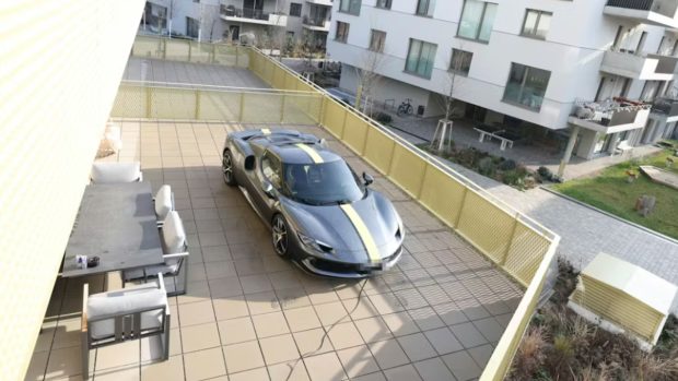 Un Ferrari de 400.000 de euro a fost parcat pe balcon, la etajul 1 al unui bloc din Viena. Cum a dus proprietarul mașina pe terasă