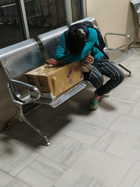 Bebelușul mort predat familiei într-o cutie de carton a declanșat un scandal național în Ecuador