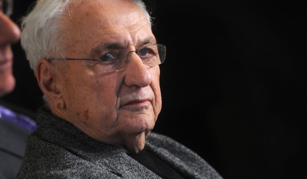 Frank Gehry, unul dintre cele mai importante nume ale arhitecturii moderne, a murit la vârsta de 96 de ani