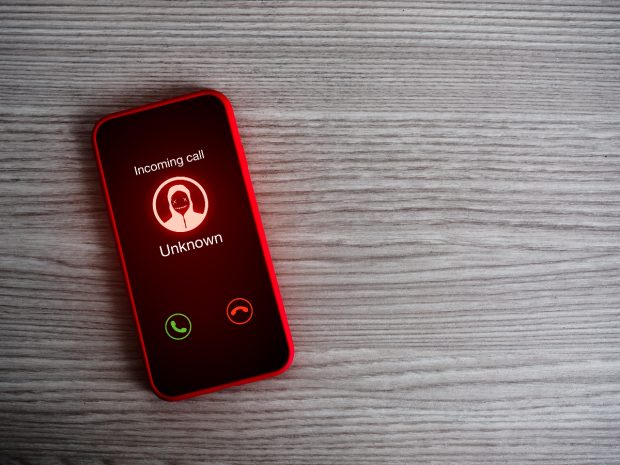 Doi pensionari din Craiova au rămas fără 108.000 de euro în cont, după ce au vorbit la telefon cu un angajat fals de la Bursa de Valori