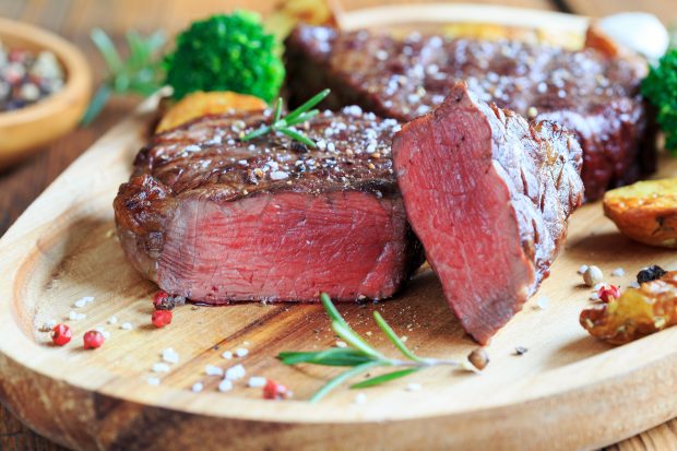 SUA schimbă regulile alimentației: noile ghiduri pun accent pe carne și grăsimi, răsturnând piramida clasică